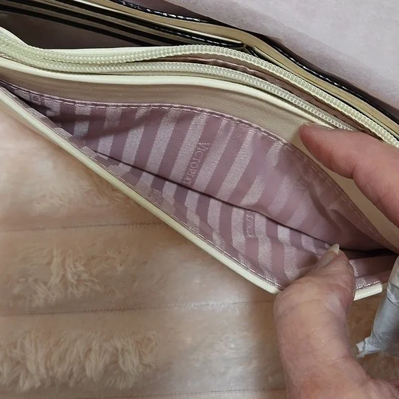 Victoria's Secret Quilted Cream Wrislet Gold Accents With VS Shopping Bag NWT - Picture 9 of 11